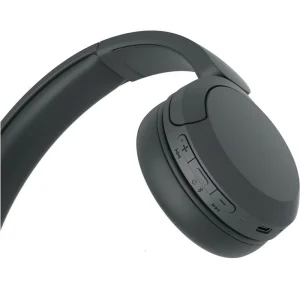 هدفون بلوتوثی سونی مدل Sony WH-CH520 یک انتخاب عالی برای افرادی است که به دنبال تجربه‌ای عالی از صدای استریو و راحتی در استفاده هستند. این هدفون با طراحی سبک، صدای شفاف و ویژگی‌های پیشرفته، یکی از بهترین گزینه‌ها برای استفاده روزمره، ورزش و مسافرت‌ها محسوب می‌شود. ویژگی‌های برجسته: صدای با کیفیت عالی: هدفون Sony WH-CH520 به فناوری صدای عالی مجهز است که وضوح و عمق صدا را افزایش می‌دهد تا از هر موسیقی یا مکالمه لذت ببرید. اتصال بلوتوث پایدار: با بلوتوث نسخه 5.0، این هدفون امکان اتصال سریع و پایدار به انواع دستگاه‌های بلوتوثی مانند گوشی‌های هوشمند، تبلت‌ها و لپ‌تاپ‌ها را فراهم می‌کند. طراحی سبک و راحت: این هدفون با وزن سبک و طراحی ارگونومیک خود، حتی پس از استفاده طولانی‌مدت نیز احساس راحتی می‌دهد و برای استفاده روزانه ایده‌آل است. عمر باتری طولانی: هدفون WH-CH520 با عمر باتری حداکثر 50 ساعت، به شما این امکان را می‌دهد که بدون نیاز به شارژ مجدد مدت زمان زیادی از آن استفاده کنید. دکمه‌های کنترلی ساده: این هدفون دارای دکمه‌های کنترلی ساده برای تنظیم حجم صدا، پاسخ به تماس‌ها و کنترل موسیقی است، که به شما امکان می‌دهد به راحتی از آن استفاده کنید. پشتیبانی از تماس‌های تلفنی: با میکروفون داخلی با کیفیت، هدفون WH-CH520 به شما این امکان را می‌دهد که تماس‌های تلفنی خود را با کیفیت بالا و بدون نویز دریافت و پاسخ دهید. سازگاری با دستیار صوتی: این هدفون از دستیار صوتی گوگل اسیستنت و الکسا پشتیبانی می‌کند و شما می‌توانید با دستورات صوتی دستگاه‌های خود را کنترل کنید. طراحی تاشو: هدفون WH-CH520 به گونه‌ای طراحی شده است که قابلیت تا شدن دارد، بنابراین می‌توانید آن را به راحتی در کیف خود حمل کنید و فضای کمی اشغال کند. هدفون سونی مدل WH-CH520 با ویژگی‌های پیشرفته خود، انتخابی عالی برای استفاده روزانه، ورزش و سفر است. با صدای شفاف، راحتی در استفاده و عمر باتری طولانی، این هدفون برای کسانی که به کیفیت صدا و راحتی اهمیت می‌دهند، گزینه‌ای بی‌نظیر است. کلمات کلیدی: هدفون بلوتوثی سونی، Sony WH-CH520، هدفون سونی با صدای شفاف، هدفون با عمر باتری طولانی، هدفون سونی با طراحی سبک، هدفون با میکروفون داخلی، هدفون سونی با دستیار صوتی، هدفون سونی برای تماس تلفنی، هدفون بلوتوثی تاشو سونی
