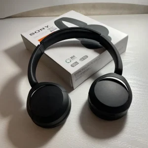 هدفون بلوتوثی سونی مدل Sony WH-CH520 یک انتخاب عالی برای افرادی است که به دنبال تجربه‌ای عالی از صدای استریو و راحتی در استفاده هستند. این هدفون با طراحی سبک، صدای شفاف و ویژگی‌های پیشرفته، یکی از بهترین گزینه‌ها برای استفاده روزمره، ورزش و مسافرت‌ها محسوب می‌شود. ویژگی‌های برجسته: صدای با کیفیت عالی: هدفون Sony WH-CH520 به فناوری صدای عالی مجهز است که وضوح و عمق صدا را افزایش می‌دهد تا از هر موسیقی یا مکالمه لذت ببرید. اتصال بلوتوث پایدار: با بلوتوث نسخه 5.0، این هدفون امکان اتصال سریع و پایدار به انواع دستگاه‌های بلوتوثی مانند گوشی‌های هوشمند، تبلت‌ها و لپ‌تاپ‌ها را فراهم می‌کند. طراحی سبک و راحت: این هدفون با وزن سبک و طراحی ارگونومیک خود، حتی پس از استفاده طولانی‌مدت نیز احساس راحتی می‌دهد و برای استفاده روزانه ایده‌آل است. عمر باتری طولانی: هدفون WH-CH520 با عمر باتری حداکثر 50 ساعت، به شما این امکان را می‌دهد که بدون نیاز به شارژ مجدد مدت زمان زیادی از آن استفاده کنید. دکمه‌های کنترلی ساده: این هدفون دارای دکمه‌های کنترلی ساده برای تنظیم حجم صدا، پاسخ به تماس‌ها و کنترل موسیقی است، که به شما امکان می‌دهد به راحتی از آن استفاده کنید. پشتیبانی از تماس‌های تلفنی: با میکروفون داخلی با کیفیت، هدفون WH-CH520 به شما این امکان را می‌دهد که تماس‌های تلفنی خود را با کیفیت بالا و بدون نویز دریافت و پاسخ دهید. سازگاری با دستیار صوتی: این هدفون از دستیار صوتی گوگل اسیستنت و الکسا پشتیبانی می‌کند و شما می‌توانید با دستورات صوتی دستگاه‌های خود را کنترل کنید. طراحی تاشو: هدفون WH-CH520 به گونه‌ای طراحی شده است که قابلیت تا شدن دارد، بنابراین می‌توانید آن را به راحتی در کیف خود حمل کنید و فضای کمی اشغال کند. هدفون سونی مدل WH-CH520 با ویژگی‌های پیشرفته خود، انتخابی عالی برای استفاده روزانه، ورزش و سفر است. با صدای شفاف، راحتی در استفاده و عمر باتری طولانی، این هدفون برای کسانی که به کیفیت صدا و راحتی اهمیت می‌دهند، گزینه‌ای بی‌نظیر است. کلمات کلیدی: هدفون بلوتوثی سونی، Sony WH-CH520، هدفون سونی با صدای شفاف، هدفون با عمر باتری طولانی، هدفون سونی با طراحی سبک، هدفون با میکروفون داخلی، هدفون سونی با دستیار صوتی، هدفون سونی برای تماس تلفنی، هدفون بلوتوثی تاشو سونی